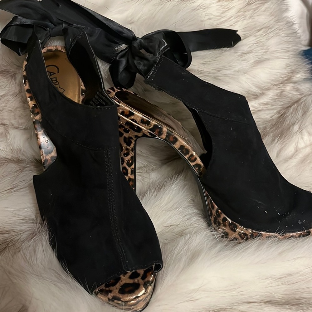Carlos Santanas bow tie heels , size 7